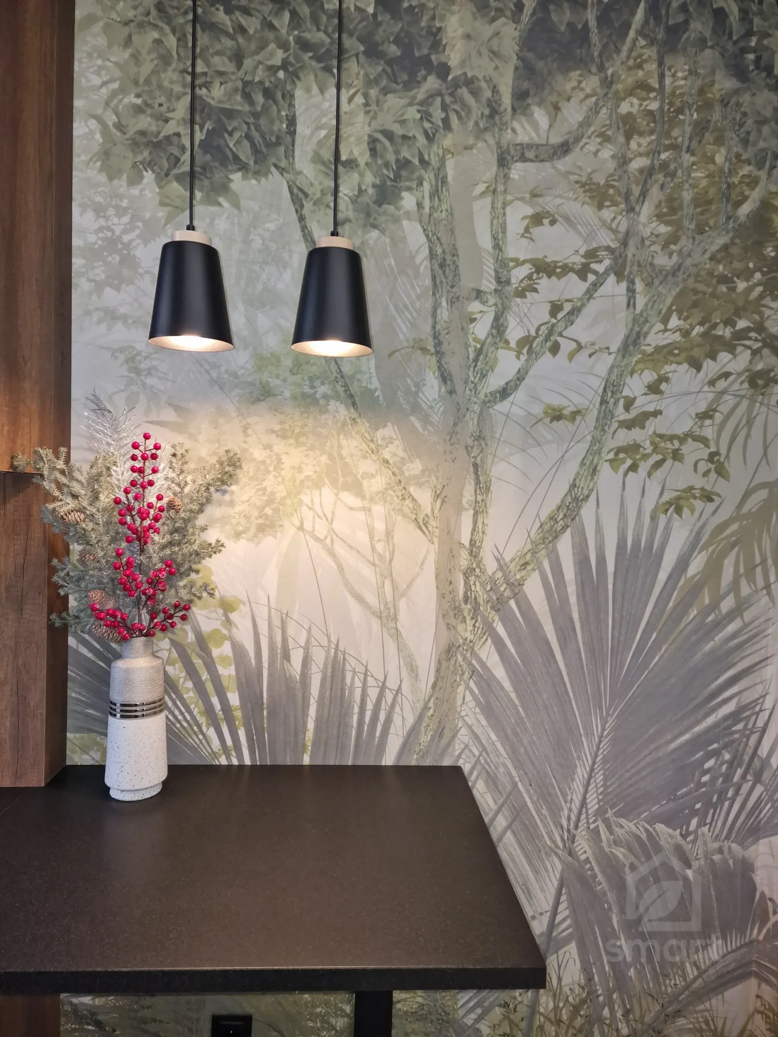 Detal kuchni z tapetą botaniczną, blatem i lampami wiszącymi