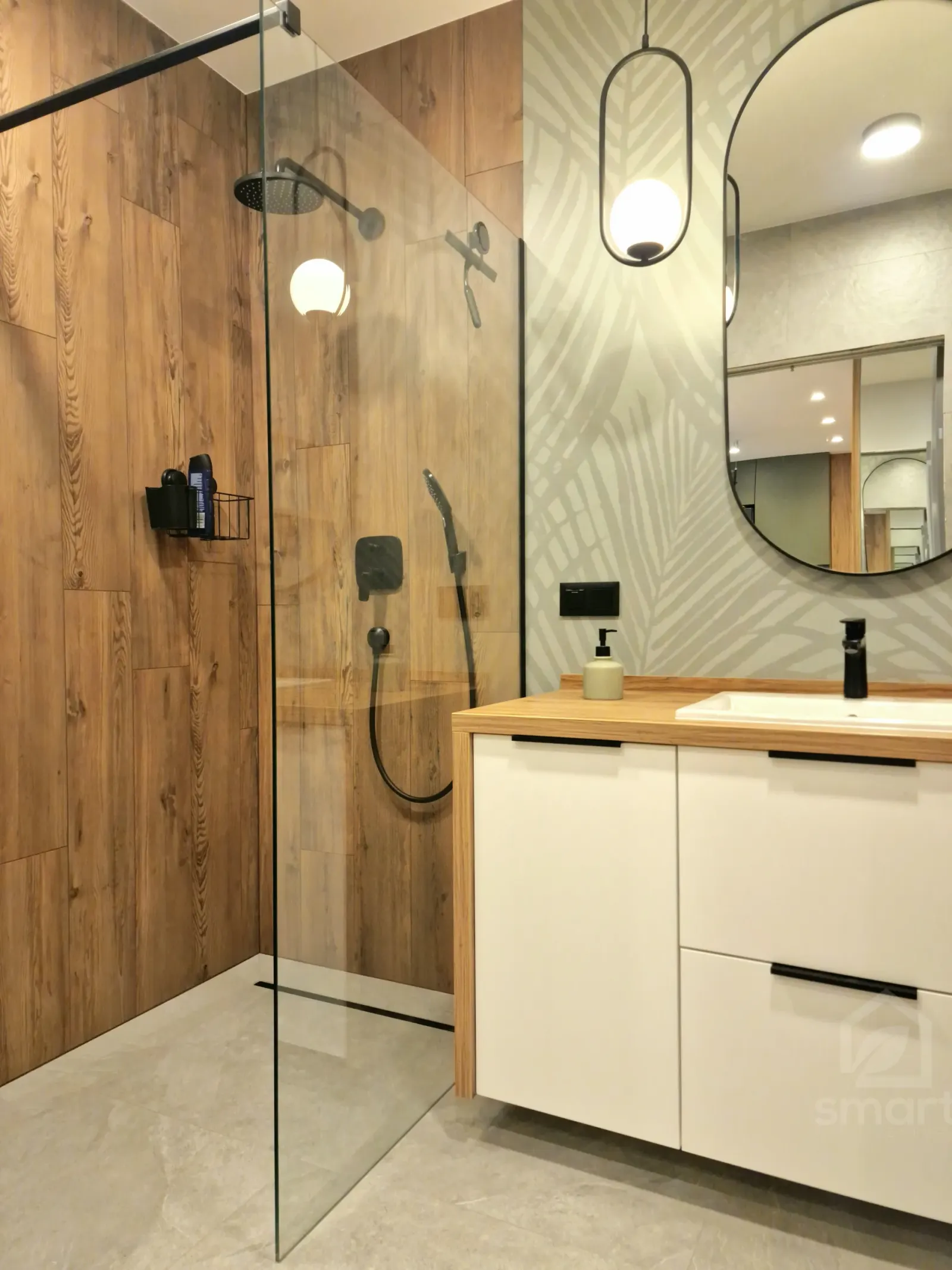 Prysznic walk-in z drewnopodobnymi płytkami, czarną armaturą i szklaną ścianką