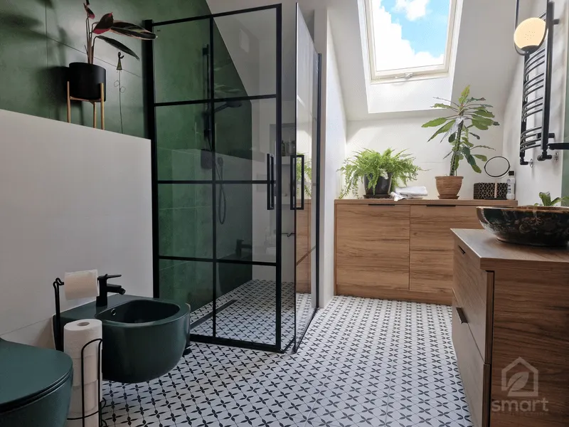 Łazienka z zieloną ceramiką, kabiną w czarnych ramach i czarno-białą posadzką